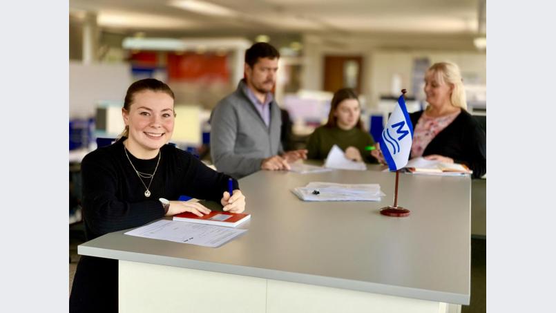 Familiäre Arbeitsatmosphäre: Theresa Haas bespricht sich mit ihren Kollegen. Bild: mia