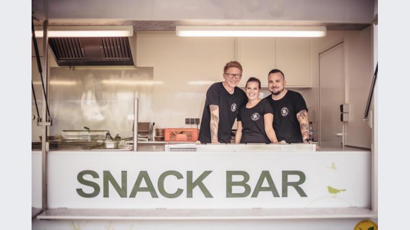 Jetzt kann&#039;s losgehen: Das Team im Food Trailer ist bereit. Bild: Michael Golinski
