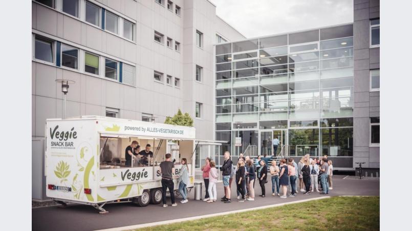 Mal probieren: Die Mitarbeiter von Oberpfalz Medien beim Tasting der veganen Köstlichkeiten. Bild: Michael Golinski