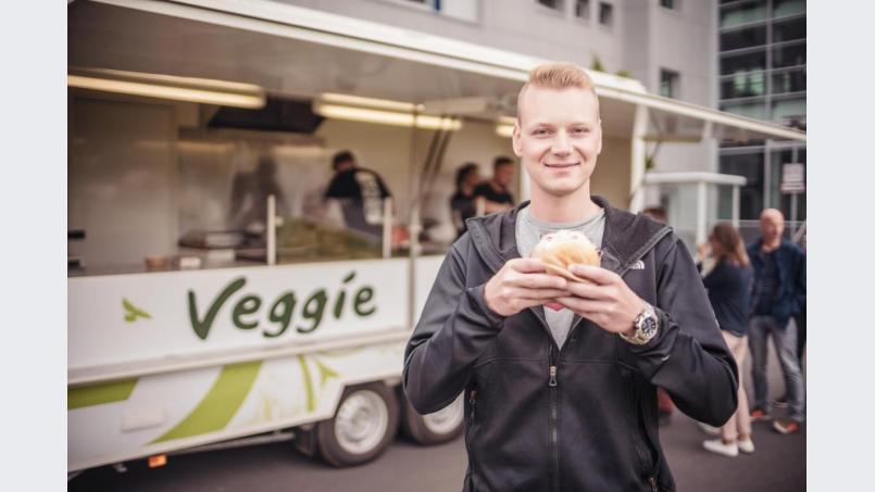 Schmeckt&#039;s denn auch? Die Tester von Oberpfalz Medien waren durchweg begeistert von den Veggie-Angeboten. „Wenn man‘s nicht wüsste, hätte man es nicht gemerkt“, sagt ein Mitarbeiter. Bild: Michael Golinski