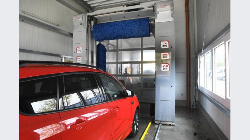 Die neue Waschanlage bringt die Auers-Automobile sowie die Wagen der Werkstatt-Kunden auf Hochglanz. Bild: Petra Hartl
