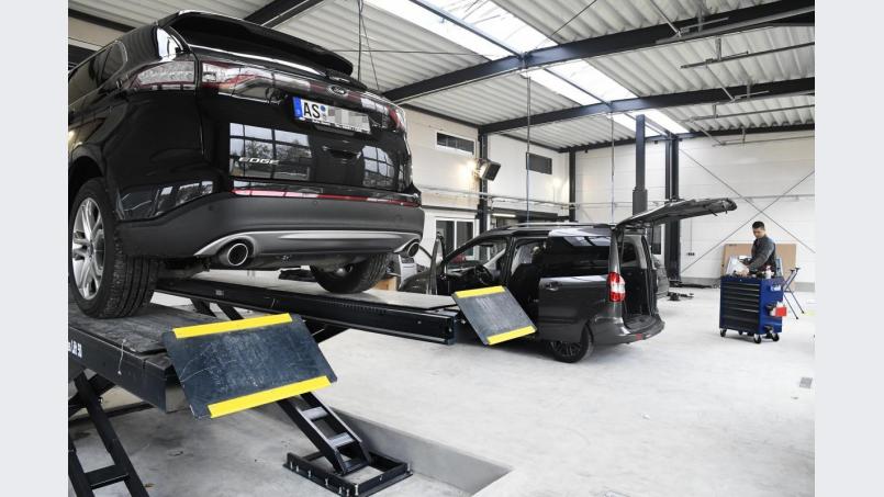 Hochmoderne Arbeitsplätze sind bei Auto Auers an der Europastraße in Sulzbach-Rosenberg in der neugebauten Halle zu finden. Bild: Petra Hartl