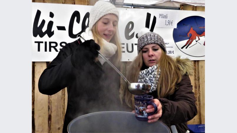Heißer Glühwein vom Skiclub Tirschenreuth: Das hier nur Fachfrauen am Werk sein Können, steht außer Frage. Bild: ubb