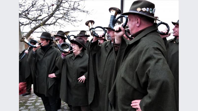 Die Jagdhornbläser gestalten die Eröffnung mit weihnachtlichen Weisen. Bild: ubb