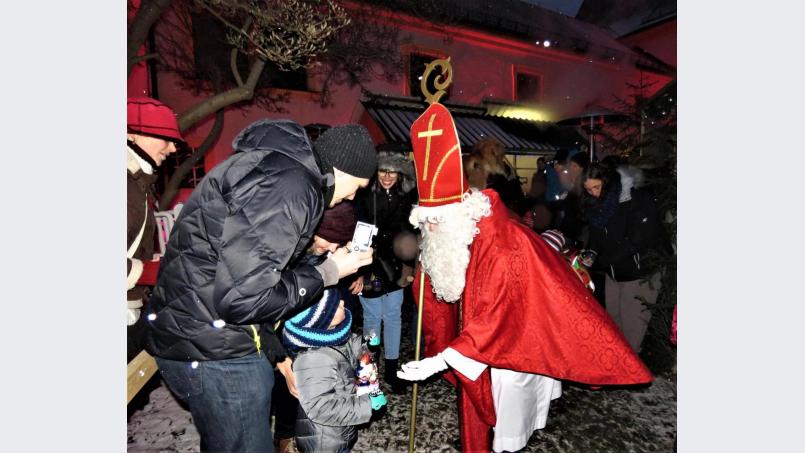 An allen vier Markttagen verteilt in der Abenddämmerung der Nikolaus Süßigkeiten an die Kinder. Bild: ubb