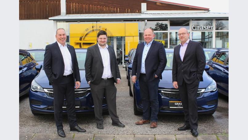 Freude über die Übergabe: Rainer Dallmann (Key Account Manager Opel Deutschland), Robert Schmiegel (Graser Automobile ), Alexander Graser (Graser Automobile) und René Völkl (Witron). Bild: Evi Wagner