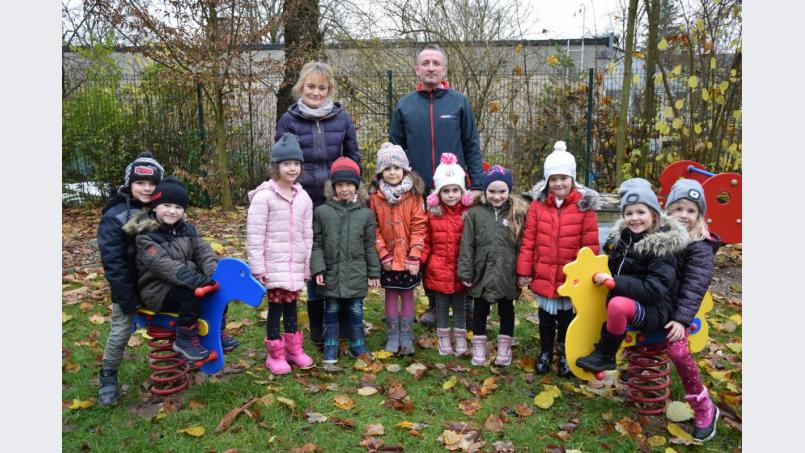 Klaus Gregor von der Firma Gregor Bau spendierte Leiterin Claudia Romeis und den Kleinen des Kinderhauses „Maria Waldrast“ drei neue Wipptiere. Bild: fz