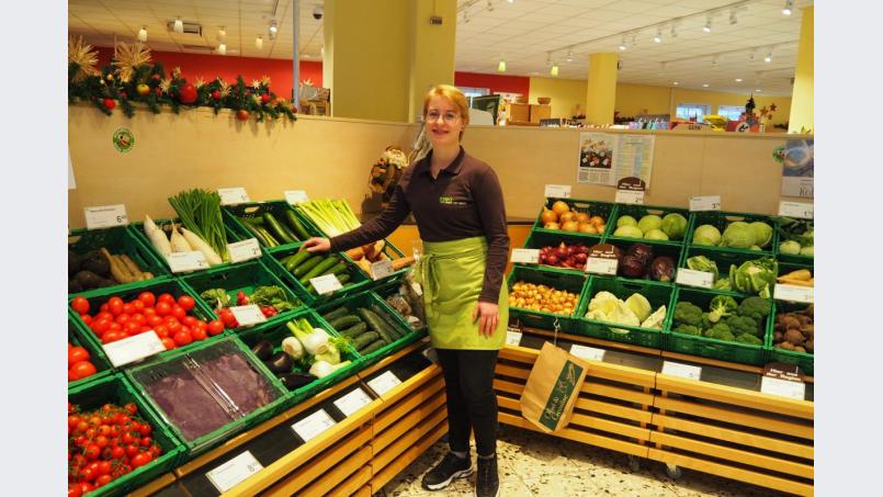 Frau Leonie Pongratz schult zur Verkäuferin im Einzelhandel um. Möglich macht's ein kräftiger Zuschuss der Agentur für Arbeit Weiden. Bild: Bühner