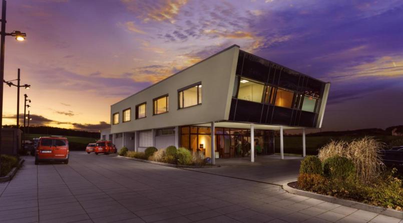 Das moderne Firmengebäude in der Amberger Fuggerstraße 35 bei Nacht. Bild: exb