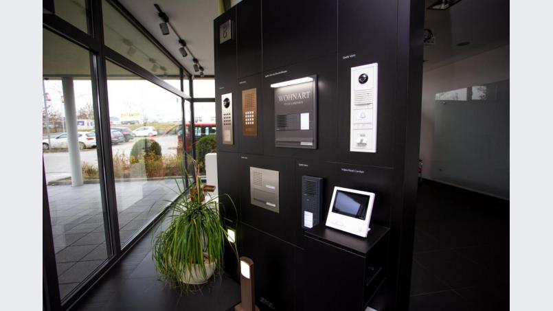 Was moderne Energietechnik, Sicherheitstechnik und Gebäudesystemtechnik leisten kann, zeigt der Showroom des Firmengebäudes. Bild: exb