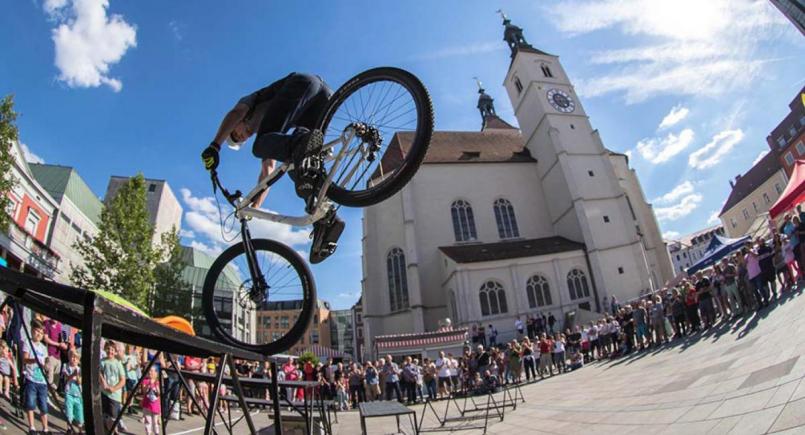 Mountainbiker und Vizeweltmeister Andi Schuster wird mit seinem Können begeistern. Bild: exb