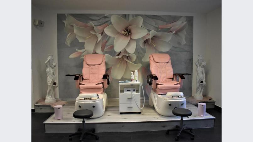 Im Studio „Paradiso“ stehen zwei Massagestühle mit einem Whirlpool für die Füße zur Verfügung. Bild: rgr