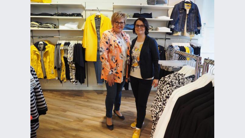 Rosi Reiser hat ihr Geschäft „Rosis Mode“ an Yvonne Härtl (von links) übergeben. Bild: knu