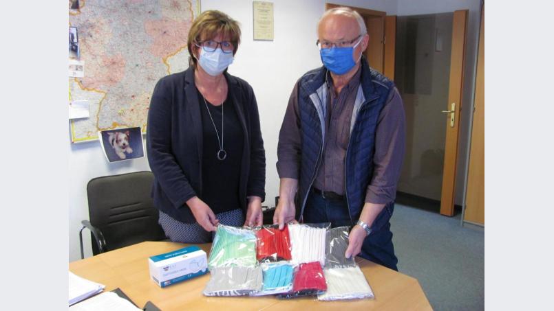 Fünf verschiedene Masken bieten Andrea Maier und Horst Nitzl in ihrem Onlineshop, www.dimoshop24.de, an. Bild: sei