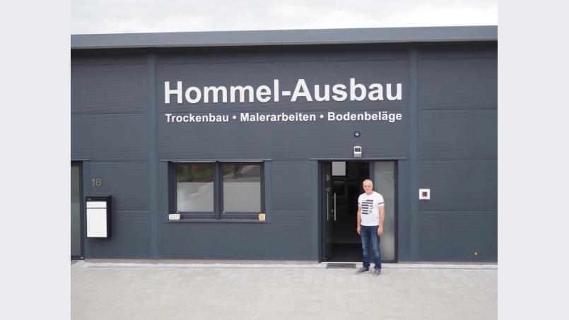 Glücksgriff für alle Seiten: Wolfgang Hommel hat sich mit seinem Unternehmen vor drei Jahren im Neustädter Gewerbegebiet niedergelassen. Bild: krb