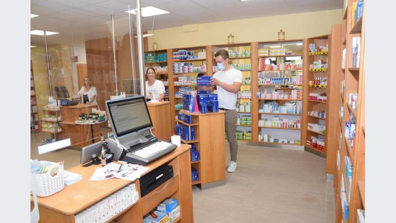 In der Apotheke Schug in der Hauptstraße erwartet die Kunden freundliche Beratung und bester Service. Bild: fz