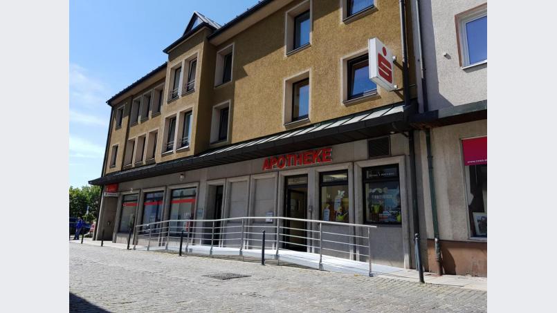 Die Windischeschenbacher Filiale der Apotheke Schug aus Eschenbach, die im April 2007 in der Bahnhofstraße eröffnet worden ist, befindet sich seit Mitte Juni diesen Jahres in der Hauptstraße, gleich neben der Sparkasse. Bild: Apotheke Schug