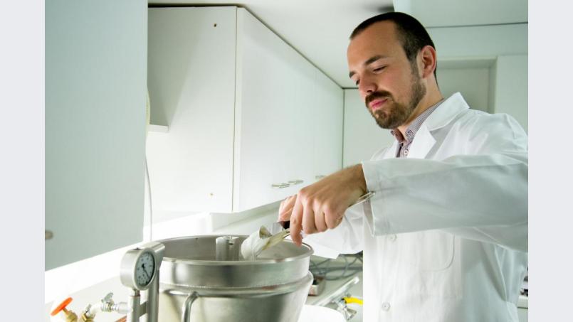 Der Inhaber der Martins-Apotheke in Altenstadt/WN, Ralph Bauer, bietet seinen Kunden künftig die Möglichkeit, via Apotheken-App Medikamente zu bestellen, deren Verfügbarkeit zu checken oder Vorbestellungen tätigen zu können. Bild: Martins-Apotheke Altenstadt/WN