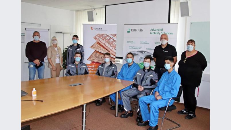 Bei Rogers in Eschenbach starten fünf junge Leute ihre berufliche Laufbahn. Bild: exb