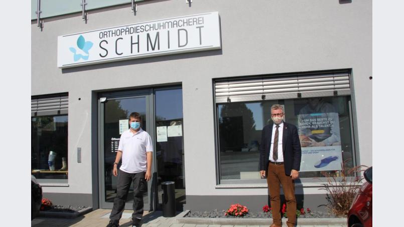 Orthopädieschuhmachermeister Andreas Schmidt (links) mit 1. Bürgermeister Michael Göth vor dem Geschäft in der Unteren Gartenstraße 10 in Sulzbach-Rosenberg. Bild: ads