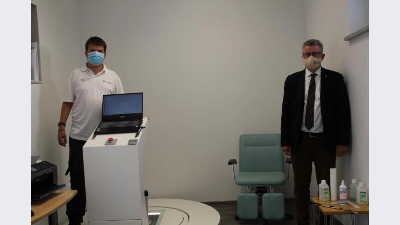 Der "Bodytronic 400", ein 3-D-Scanner zum Abmessen von Rundstrickstrümpfen, ist einmalig in der Herzogstadt. Bild: ads