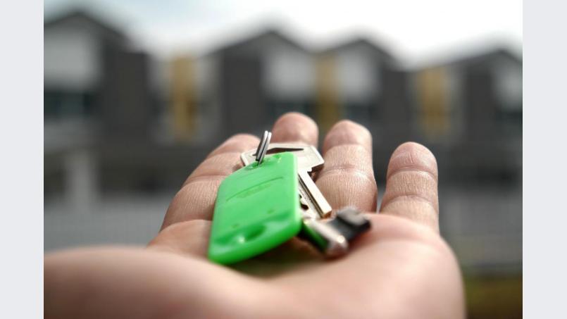 Den Schlüssel zum eigenen Heim in der Hand: immo.onetz.de begleitet Käufer und Verkäufer. Bild: mastersenaiper/pixabay.com