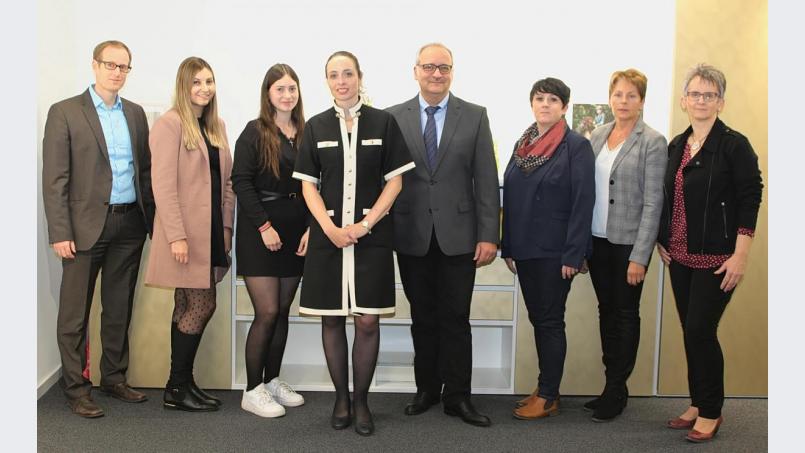 Notarin Dr. Claudia Greipl (Vierte von links) und ihr Team. Bild: ewa