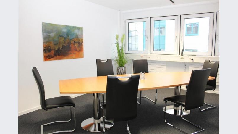 Die Räume in der neuen Kanzlei sind modern eingerichtet. Bild: ewa