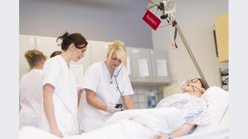 Die Schülerinnen und Schüler werden von erfahrenen Kräften angeleitet. Das gibt Selbstsicherheit und garantiert schnelle Fortschritte. Bild: KIlinikum St. Marien Amberg