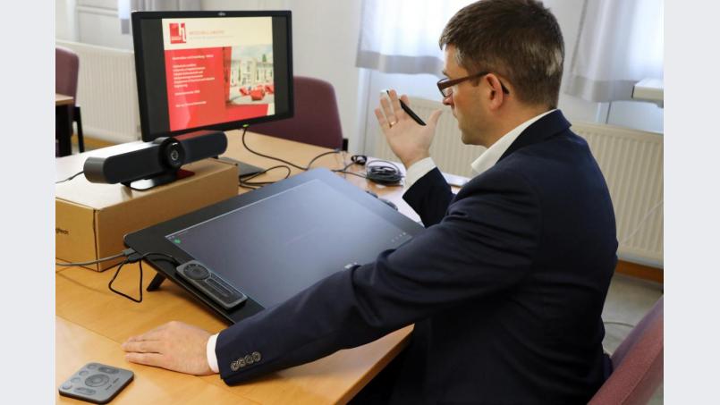 Die Teilnahme per Videokonferenz von Zuhause aus ist möglich; auch bei Präsenzveranstaltungen. Bild: phfz