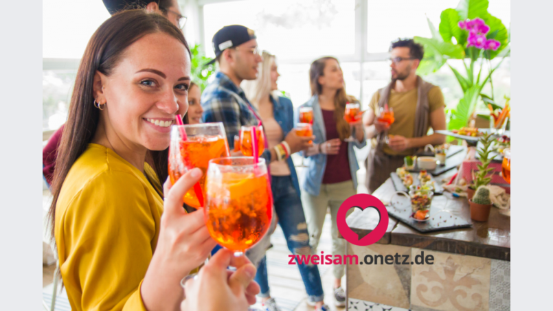 Gäste vergnügen sich auf einer Sommer-Party Bild: ©Kar Tr - stock.adobe.com