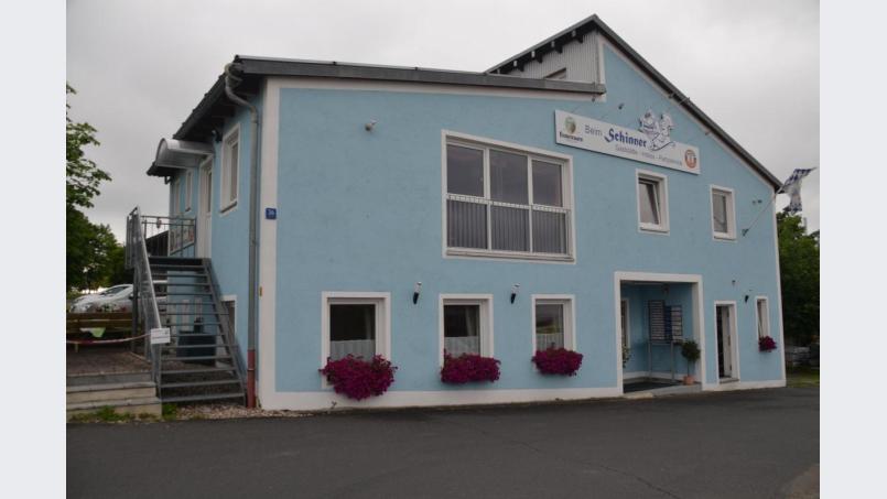 Die gemütliche Imbissgaststätte „Beim Schinner“ – hier kehrt man gerne ein. Bild: ak