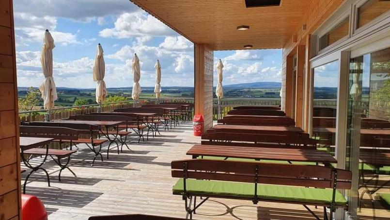 Wer ein kühles Bier und eine deftige Brotzeit auf der neuen Kulmterrasse unterhalb des Rauhen Kulmes genießen will, ist in der gemütlichen Imbissgaststätte „Beim Schinner“ genau richtig. Bild: ak