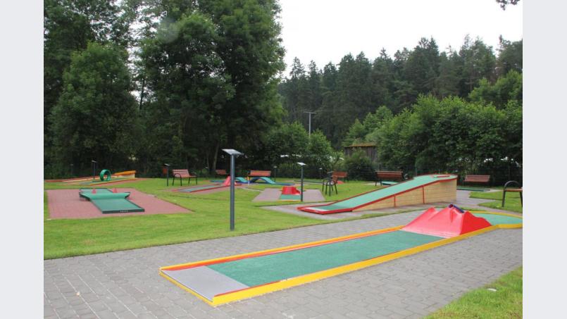 Die Minigolfanlage verspricht Freizeitspaß für kleine und große Besucher gleichermaßen. Bild: ads
