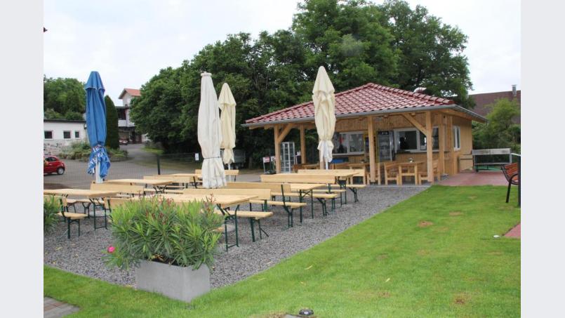 Gemütlich draußen in der Natur oder auch geschützt unter dem neu errichteten Dach sitzen und einen kleinen Imbiss genießen – der Freizeittreff macht's möglich. Bild: ads