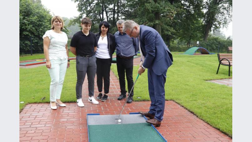 1. Bürgermeister Michael Göth führte kürzlich den ersten Schlag auf der neu eröffneten Minigolf-Anlage am Freizeittreff "Sieben Quellen" aus. Wegen des anhaltend leichten Regens hatten Adriana Chesaru, Simon Chesaru, Geschäftsführerin Manuela Sallmen und Petru Chesaru (von links) damals allerdings auf ein Spiel verzichtet. Bild: mfh