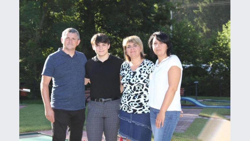 Petru, Simon und Adriana Chesaru freuen sich gemeinsam mit Manuela Sallmen (von links) auf ihre Gäste. Bild: ads