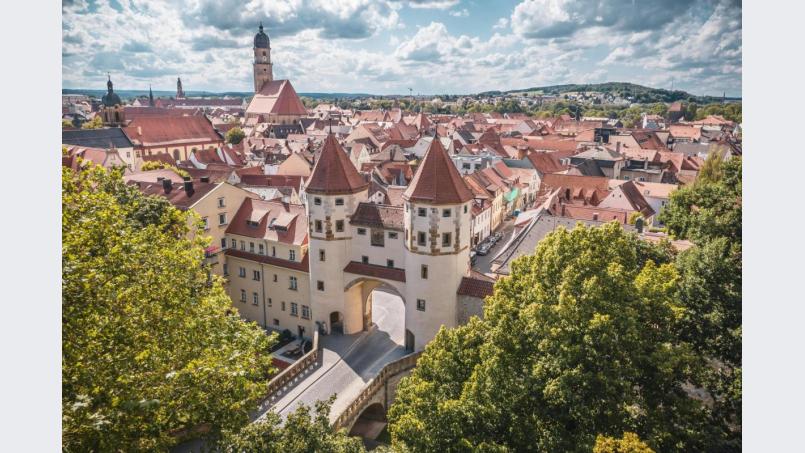 Das Nabburger Tor mit der Martinsbasilika und der Amberger Innenstadt im Hintergrund – nur eine von vielen faszinierenden Perspektiven, die die Stadt zu bieten hat. Bild: exb/MG Fotographie/Michael Golinski