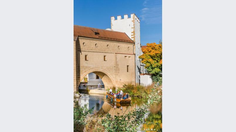 Durch die Stadtbrille am kurfürstlichen Schloss führt die Route der Plättenfahrten die Vils hinunter. Bild: exb/Büro Wilhelm/Manfred Wilhelm