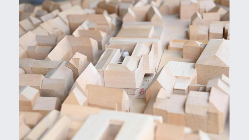 Die mögliche künftige Dächerlandschaft in einem Holzmodell. Bild: Hans-Christian Wagner/Ten Brinke