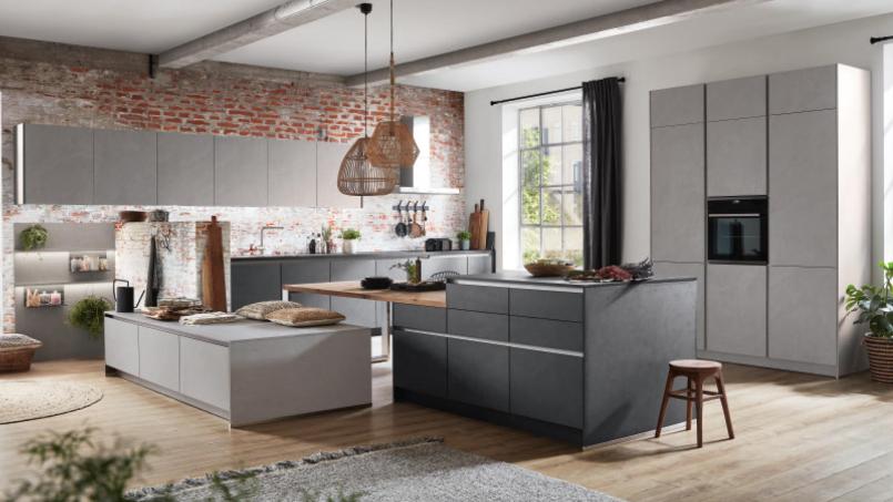 Mehr als 30 Musterküchen und 300 verschiedene Fronten gibt's vor Ort. Bild: exb