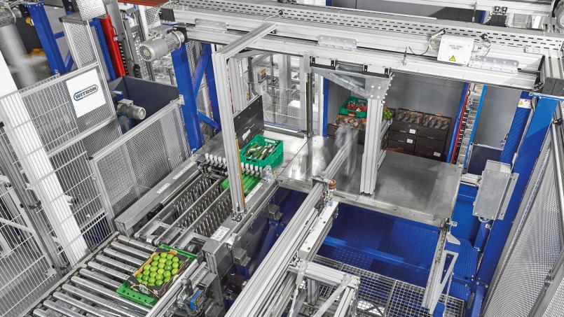 OPMs, „Order Picking Machines“, sind zentrale WITRON-Produkte: Unsere Elektroniker-Azubis lernen während ihrer Ausbildung dieses Herzstück der Intralogistiklösungen in Betrieb zu nehmen. Bild: WITRON-Gruppe