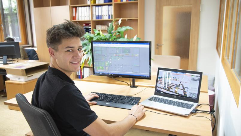 Jonas macht bei WITRON eine Ausbildung zum Fachinformatiker (im 2. Lehrjahr). Bild: WITRON-Gruppe