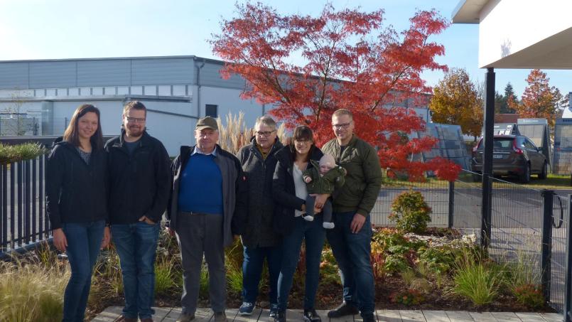 Drei Generationen der Familie Kick: von rechts Johannes und Marina Kick mit Nachwuchs, Klara und Johann Kick sowie Georg Kick mit Partnerin Sonja Keilhammer. Bild: hme