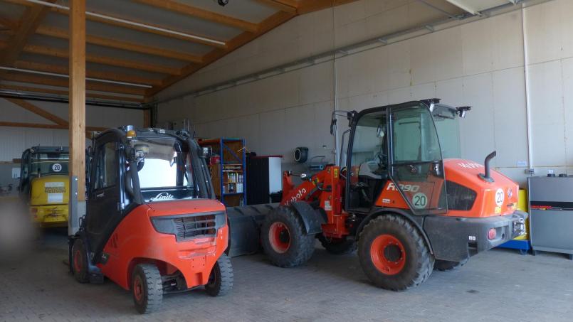 Die Baufahrzeuge finden nun alle unter einem Dach Platz. Bild: hme