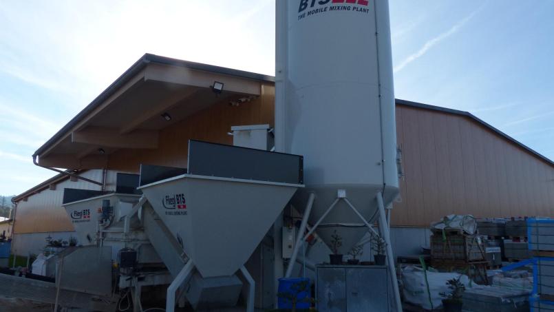 Die neue Betontankstelle erleichtert die tägliche Versorgung der Bautrupps mit Beton enorm. Auch Betriebsfremde können den frisch gemischten Beton abholen. Bild: hme