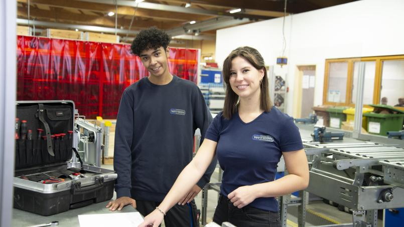 Joey befindet sich im 2. Lehrjahr seiner Ausbildung zum Metallbauer. Sophie macht eine Ausbildung zur technischen Produktdesignerin bei WITRON. Bild: exb