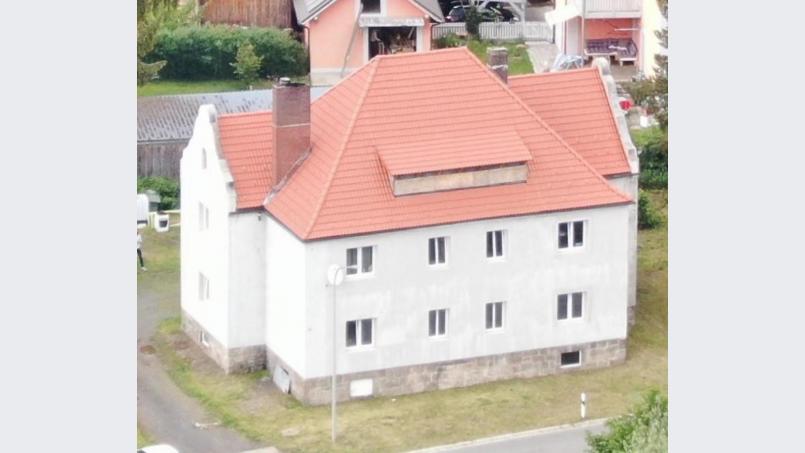 Aktuell auf dem Markt ist dieses Objekt in Mitterteich, bei dem die SKS Immobilien den Verkauf betreut und schon mit der Sanierung begonnen hat. Bild: exb