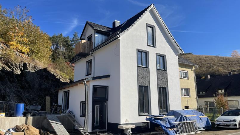 Eines der aktuellen Projekte, die Edwin Schneider mit der SKS Immobilien Amberg umsetzt, ist diese Sanierung eines Altbaus in Stein. Bild: exb