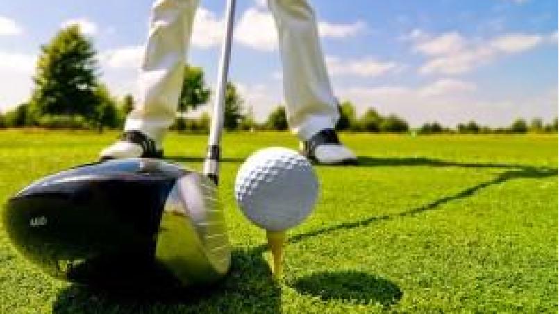 Auch das Mähen und Pflegen von Sportanlagen wie etwa Golfplätzen zählt zum Einsatzgebiet der Mitarbeiter. Bild: KS LandService GmbH/© Ray – Fotolia.com
